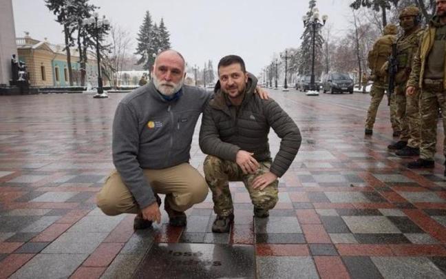 El presidente de Ucrania, Volodimir Zelenski, y el chef José Andrés junto a la placa en su honor en Kiev.
