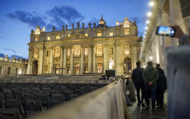 Cientos de personas hacen cola para despedir a Benedicto XVI Cientos de personas hacen cola para despedir a Benedicto XVI
