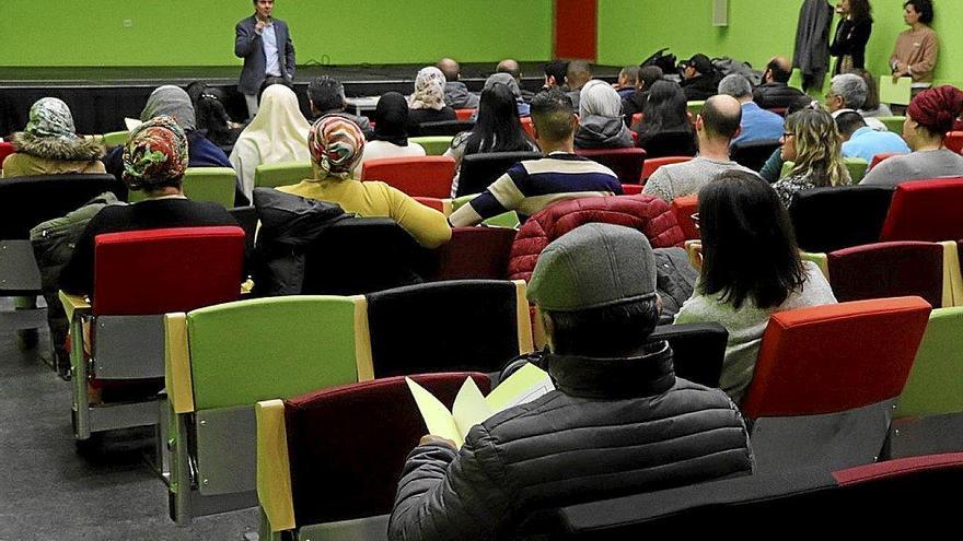 Personas migrantes durante una reunión con el consejero Santos en Tudela.