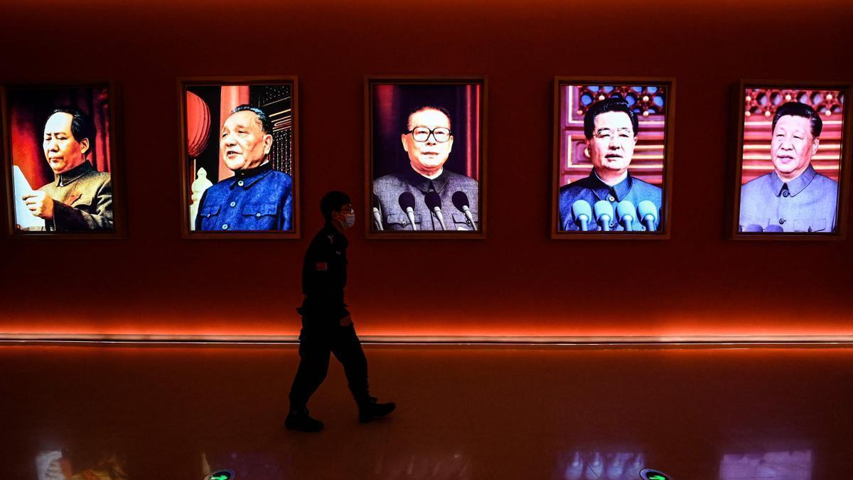 El retrato de Xi Jinping junto el de sus predecesores en las instalaciones que acogerán el congreso del Partido Comunista Chino.