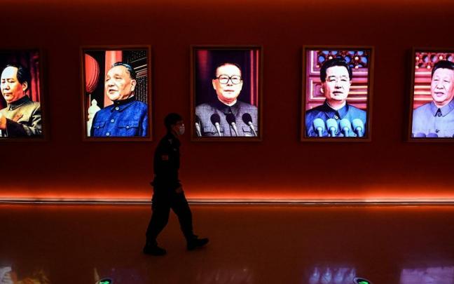 El retrato de Xi Jinping junto el de sus predecesores en las instalaciones que acogerán el congreso del Partido Comunista Chino. El retrato de Xi Jinping junto el de sus predecesores en las instalaciones que acogerán el congreso del Partido Comunista Chino.