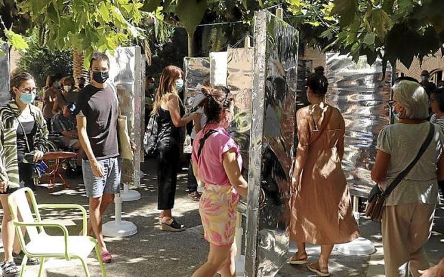 Los paneles giratorios de &lsquo;Ecos Visuales&rsquo;, en el jard&iacute;n de la Real Casa de la Misericordia.
