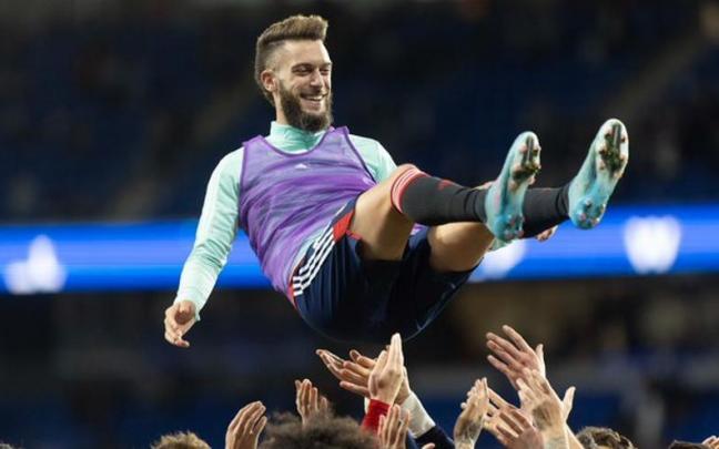 Torres, manteado por sus compañeros Torres, manteado por sus compañeros