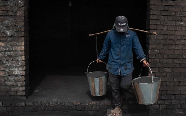 Imagen de archivo del trabajador de una mina en Bangladesh. Imagen de archivo del trabajador de una mina en Bangladesh.