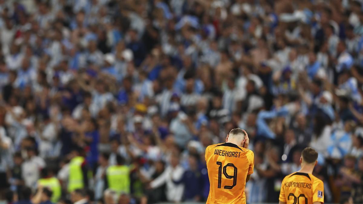 Dos jugadores de Países Bajos en el partido contra Argentina.