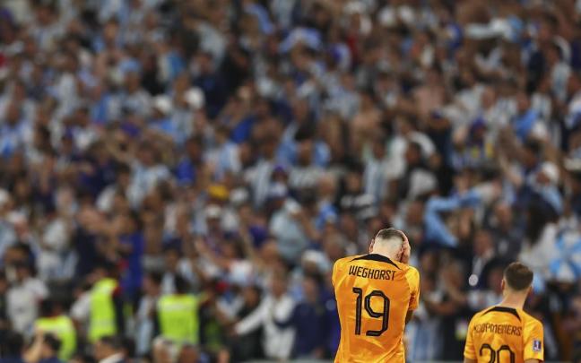 Dos jugadores de Países Bajos en el partido contra Argentina. Dos jugadores de Países Bajos en el partido contra Argentina.