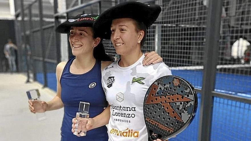 Barrena y Campos posan con su trofeo de campeonas. | FOTO: DNA