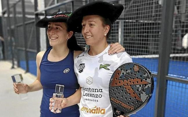 Barrena y Campos posan con su trofeo de campeonas. | FOTO: DNA