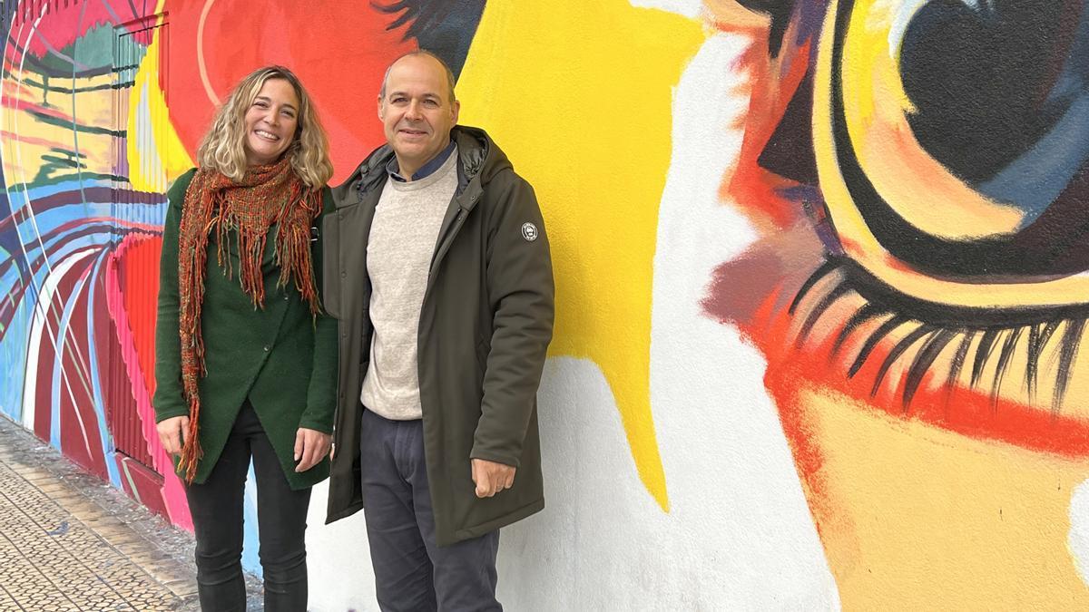 Irantzu Lekue e Iñaki Totorikaguena posaron en el nuevo mural.