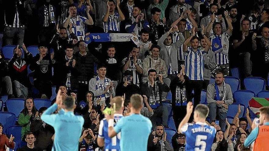 Los jugadores blanquiazules aplauden a los aficionados de la Grada Zabaleta a la conclusión del encuentro disputado ayer en Anoeta.