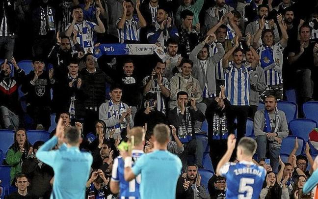 Los jugadores blanquiazules aplauden a los aficionados de la Grada Zabaleta a la conclusión del encuentro disputado ayer en Anoeta.