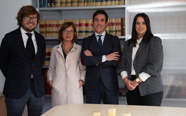 Los abogados Jorge Iribarren Ribas, Gracia Iribarren Ribas, Iñaki Iribarren Artola y Arantxa Ros Gavilán, de Navarra Revolving.