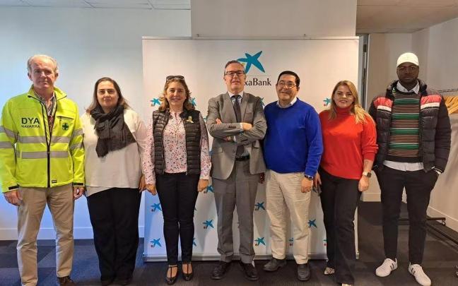 Representantes de Asociaciones y ONGs que colaboran con la carrera (ASVONA, DYA, Sonrisas de Ucrania, Tantaka) junto a Miguel Navarrete (CaixaBank) y David Chimeno (Coopera ONG). Representantes de Asociaciones y ONGs que colaboran con la carrera (ASVONA, DYA, Sonrisas de Ucrania, Tantaka) junto a Miguel Navarrete (CaixaBank) y David Chimeno (Coopera ONG).