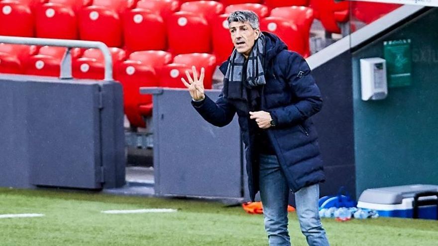 Imanol Alguacil, en la banda durante un partido.