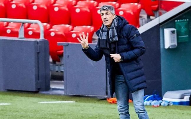 Imanol Alguacil, en la banda durante un partido. Imanol Alguacil, en la banda durante un partido.