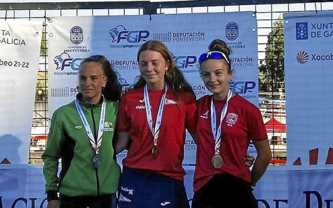 Ainé Sanmartín, primera por la izquierda, en el podio. Ainé Sanmartín, primera por la izquierda, en el podio.