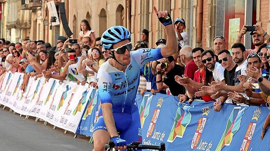 Simon Yates celebra su victoria de ayer en Guijuelo (Salamanca).