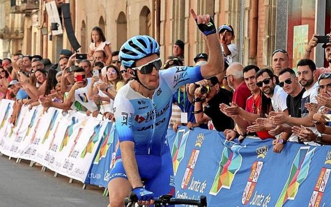 Simon Yates celebra su victoria de ayer en Guijuelo (Salamanca). Simon Yates celebra su victoria de ayer en Guijuelo (Salamanca).