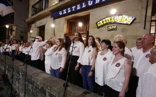 Tradicional interpretación del Festara! a cargo del coro de Gaztelubide