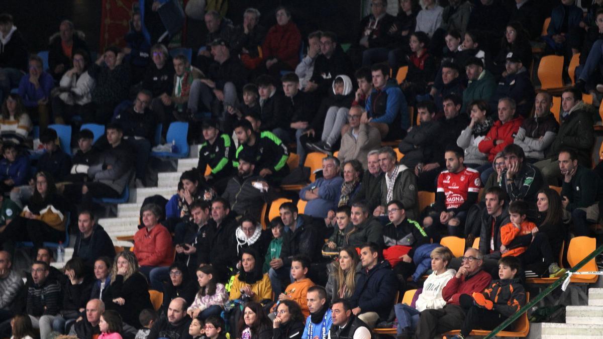 Afición de Osasuna Magna en las gradas de Anaitasuna.