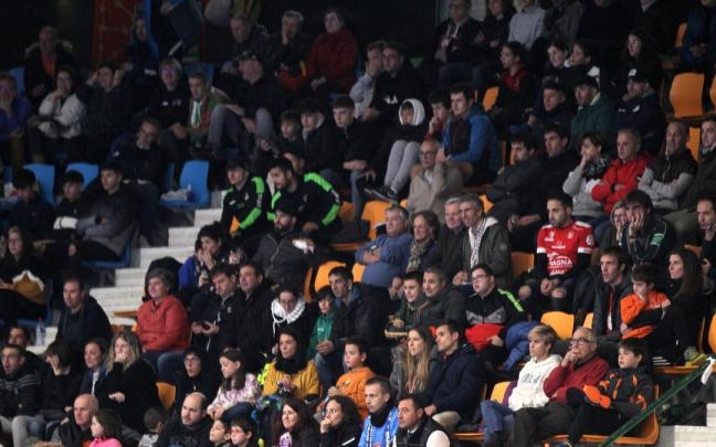 Afición de Osasuna Magna en las gradas de Anaitasuna.