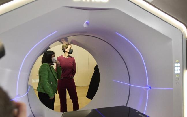 María Chivite, y la ministra de Sanidad, Carolina Darias, en la visita a los equipos de última generación instalados en Oncología Radioterápica del HUN, el pasado diciembre.