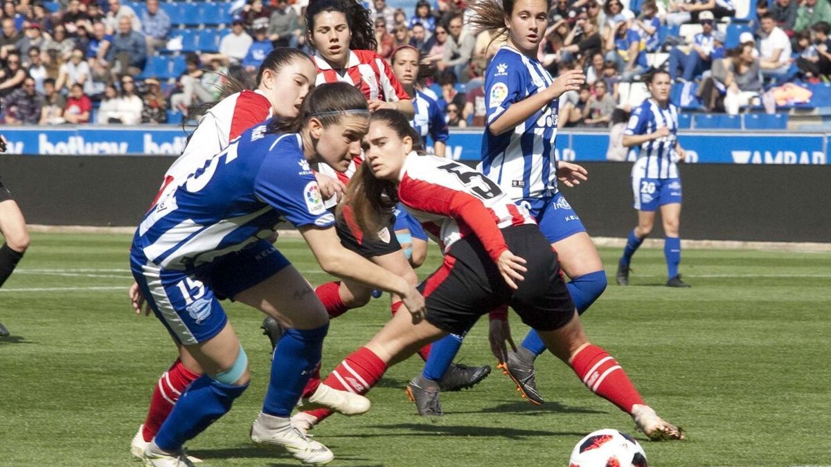 Mery, con la camiseta del Alavés, disputa un balón en Mendizorroza.