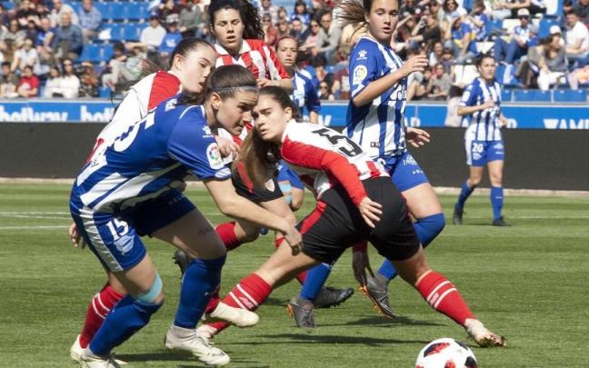 Mery, con la camiseta del Alavés, disputa un balón en Mendizorroza. Mery, con la camiseta del Alavés, disputa un balón en Mendizorroza.