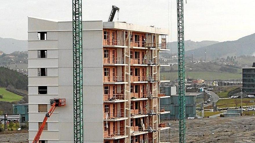 Edificio de viviendas en construcción.