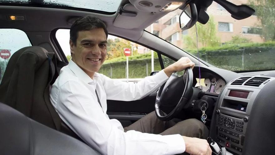 Pedro Sánchez, al volante de su famoso Peugeot 407 cuando era candidato a la Secretaría General del PSOE y se recorrió el Estado para seducir a la afiliación. Foto: NTM