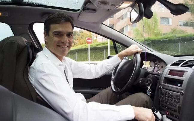 Pedro Sánchez, al volante de su famoso Peugeot 407 cuando era candidato a la Secretaría General del PSOE y se recorrió el Estado para seducir a la afiliación. Foto: NTM Pedro Sánchez, al volante de su famoso Peugeot 407 cuando era candidato a la Secretaría General del PSOE y se recorrió el Estado para seducir a la afiliación. Foto: NTM