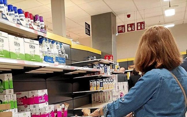 Emakume bat supermerkatu batean. | ARGAZKIA: OSKAR GONZÁLEZ Emakume bat supermerkatu batean. | ARGAZKIA: OSKAR GONZÁLEZ