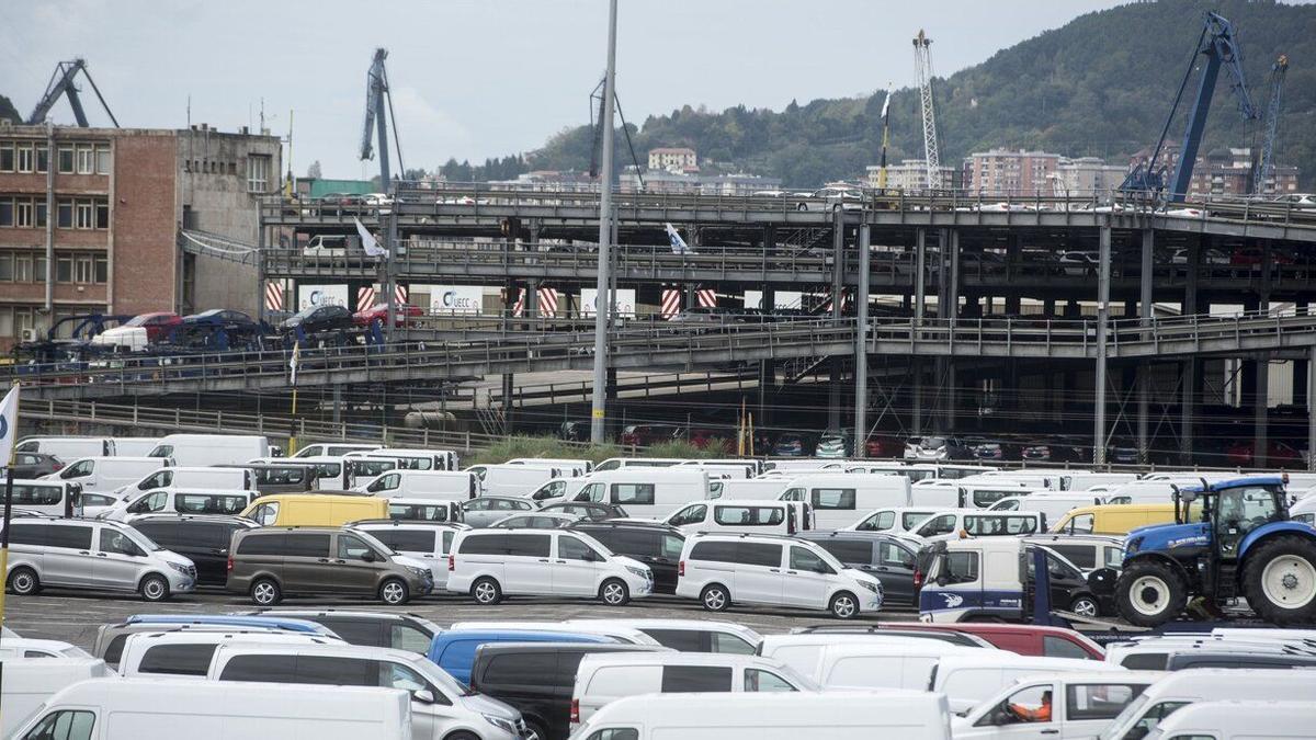 Coches en la explanada del Puerto de Pasaia a la espera de embarcar.