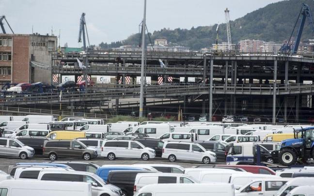 Coches en la explanada del Puerto de Pasaia a la espera de embarcar.