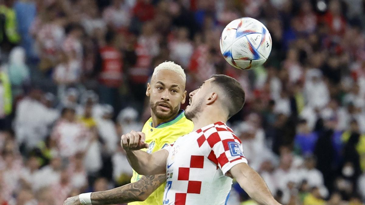 Ante Budimir (d) de Croacia disputa un balón con Neymar de Brasil