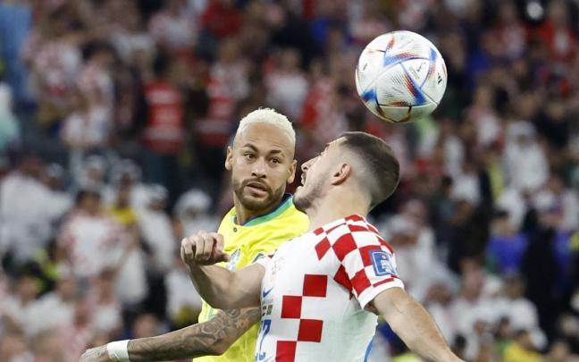 Ante Budimir (d) de Croacia disputa un balón con Neymar de Brasil