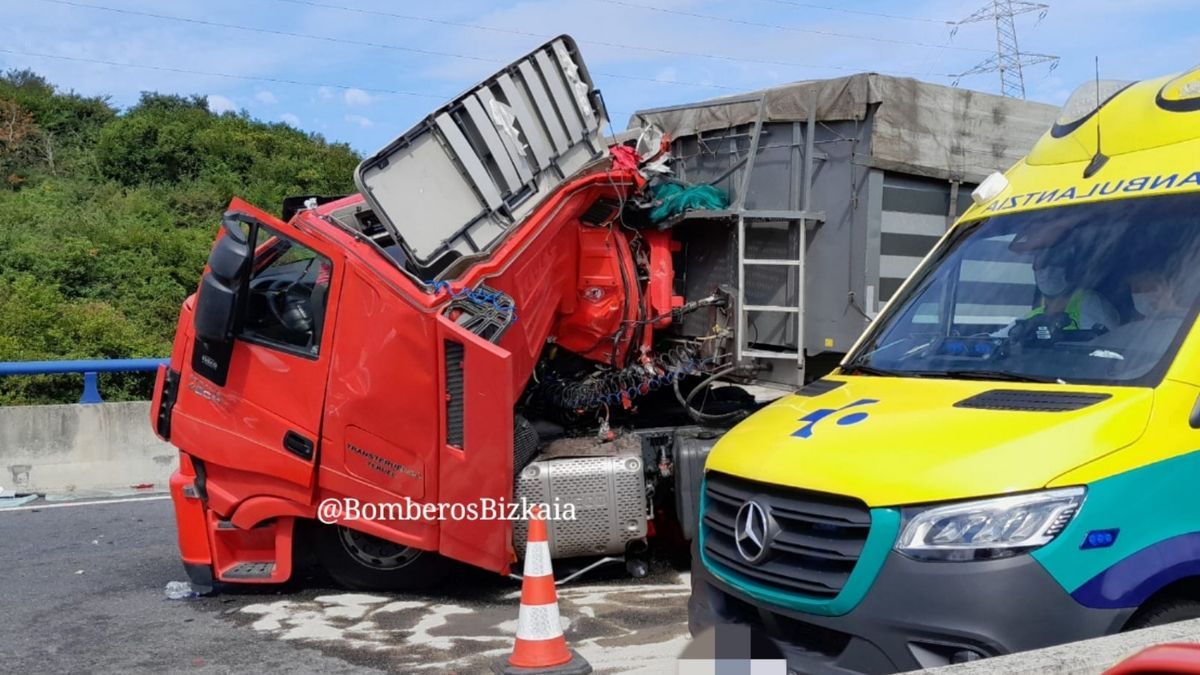 Estado en el que ha quedado uno de los camiones implicados en el accidente en Trapagaran