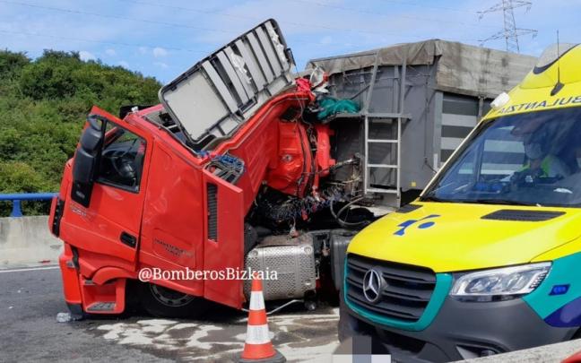 Estado en el que ha quedado uno de los camiones implicados en el accidente en Trapagaran Estado en el que ha quedado uno de los camiones implicados en el accidente en Trapagaran