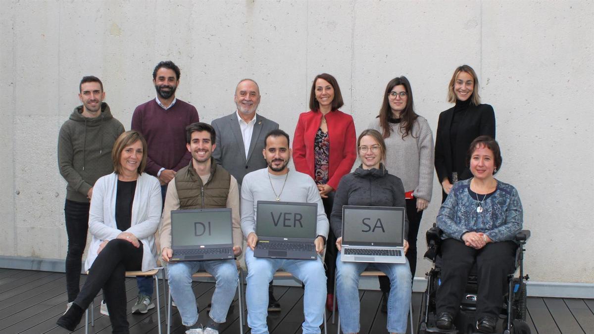 El consejero Juan Cruz Cigudosa con el equipo de Tracasa Diversa