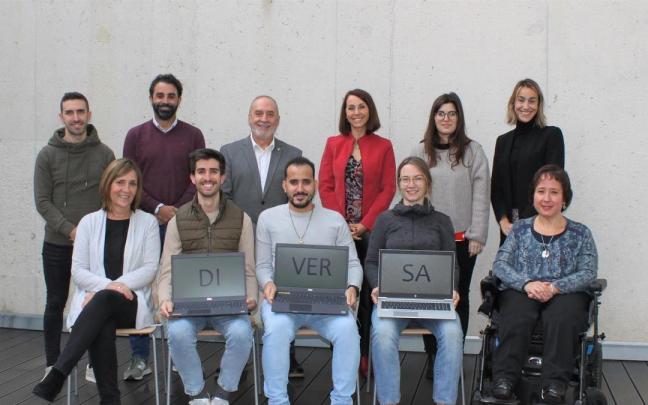 El consejero Juan Cruz Cigudosa con el equipo de Tracasa Diversa