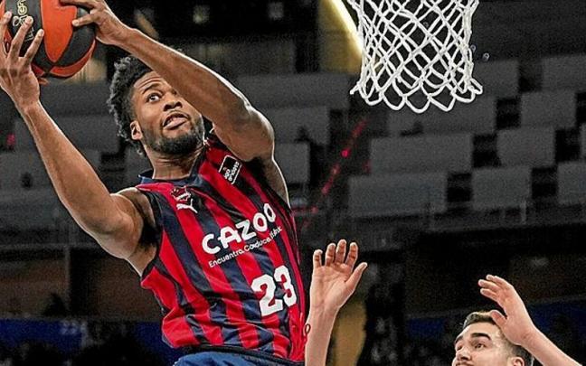Enoch se eleva para recibir un envío e intentar anotar ante la oposición de Ristic durante el duelo de ayer, en el que alcanzó los 17 tantos. | FOTO: J. MUÑOZ Enoch se eleva para recibir un envío e intentar anotar ante la oposición de Ristic durante el duelo de ayer, en el que alcanzó los 17 tantos. | FOTO: J. MUÑOZ