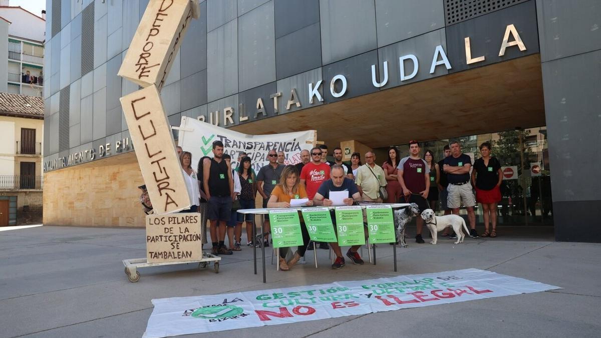 Rueda de prensa de las trabajadoras y trabajadores de los patronatos de cultura y deporte y las entidades deportivas y culturales de Burlada.