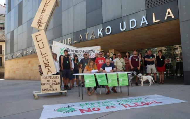 Rueda de prensa de las trabajadoras y trabajadores de los patronatos de cultura y deporte y las entidades deportivas y culturales de Burlada.