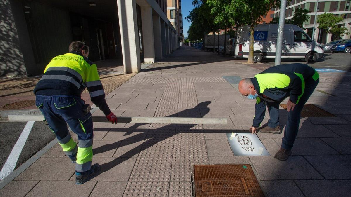 Pintado de caminos seguros para el acceso al colegio de Buztintxuri entre las calles María Domínguez y Rigoberta Menchú.