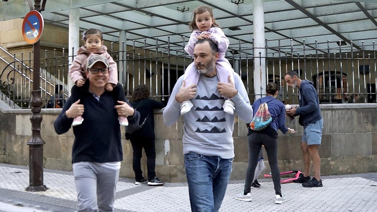 Henry Guzmán, con su hija Juliette, y Jon Elzo, con su hija Jule, el pasado viernes a las puertas de la ikastola Orixe de Donostia.