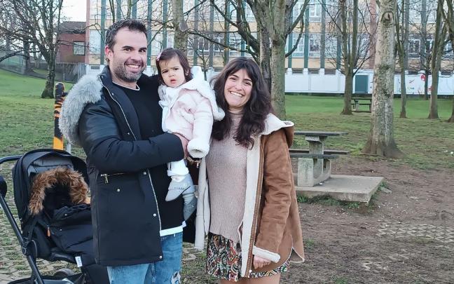 Khloe posa junto a sus padres en un parque jarrillero