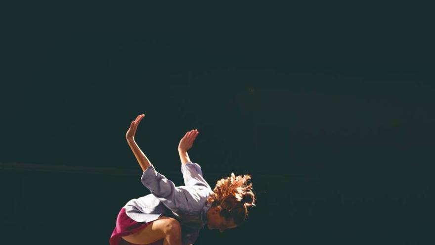 Barakaldo recibe hoy el espect&aacute;culo de comedia, autoficci&oacute;n y danza 'Bailar Agora'