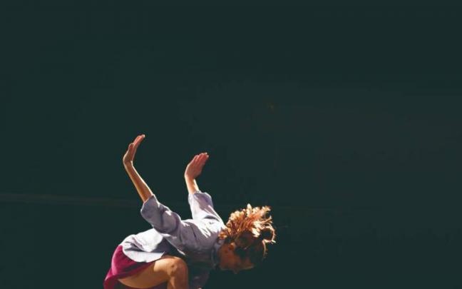 Barakaldo recibe hoy el espect&aacute;culo de comedia, autoficci&oacute;n y danza 'Bailar Agora'