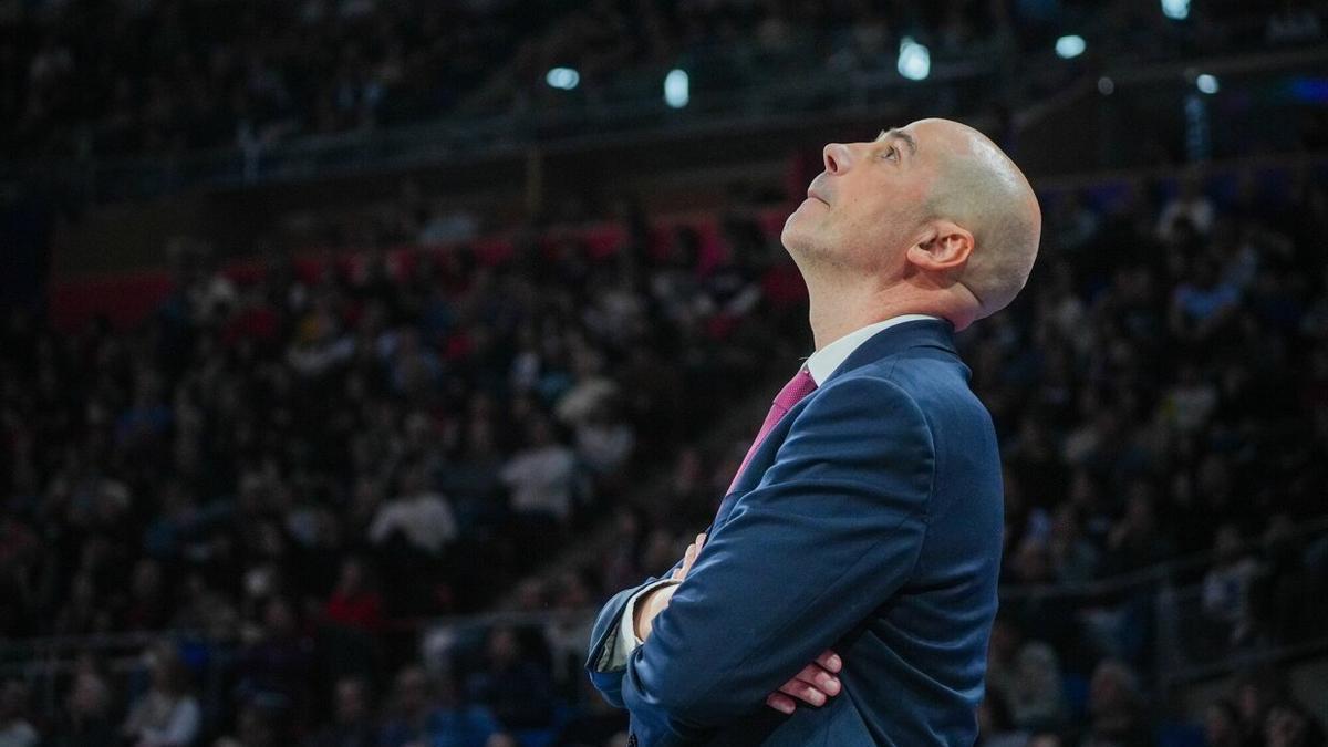 Joan Peñarroya se muestra pensativo durante el partido de ayer ante el Joventut