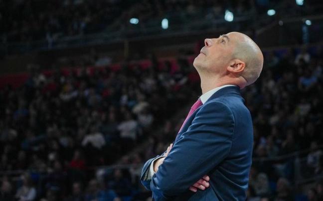 Joan Peñarroya se muestra pensativo durante el partido de ayer ante el Joventut Joan Peñarroya se muestra pensativo durante el partido de ayer ante el Joventut